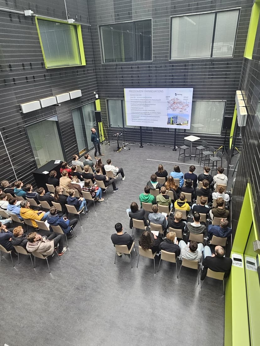 Studenti prezentují svůj projekt na finále DemocraTICon 2025